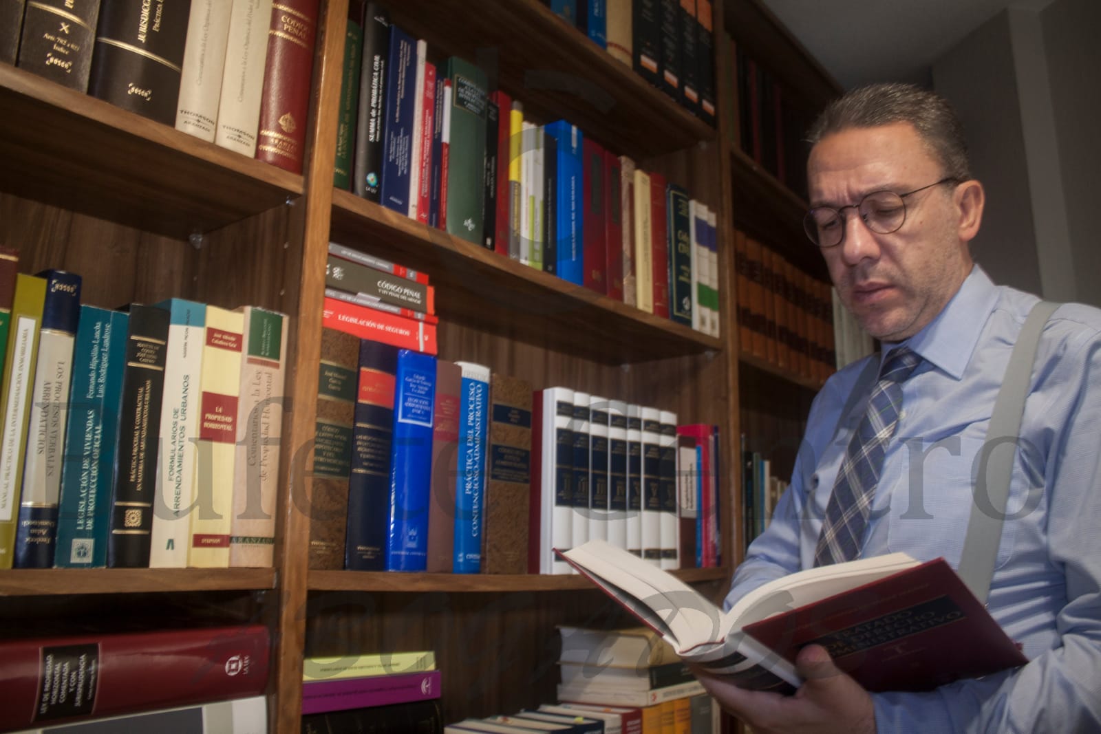 asesor consultando libros de derecho